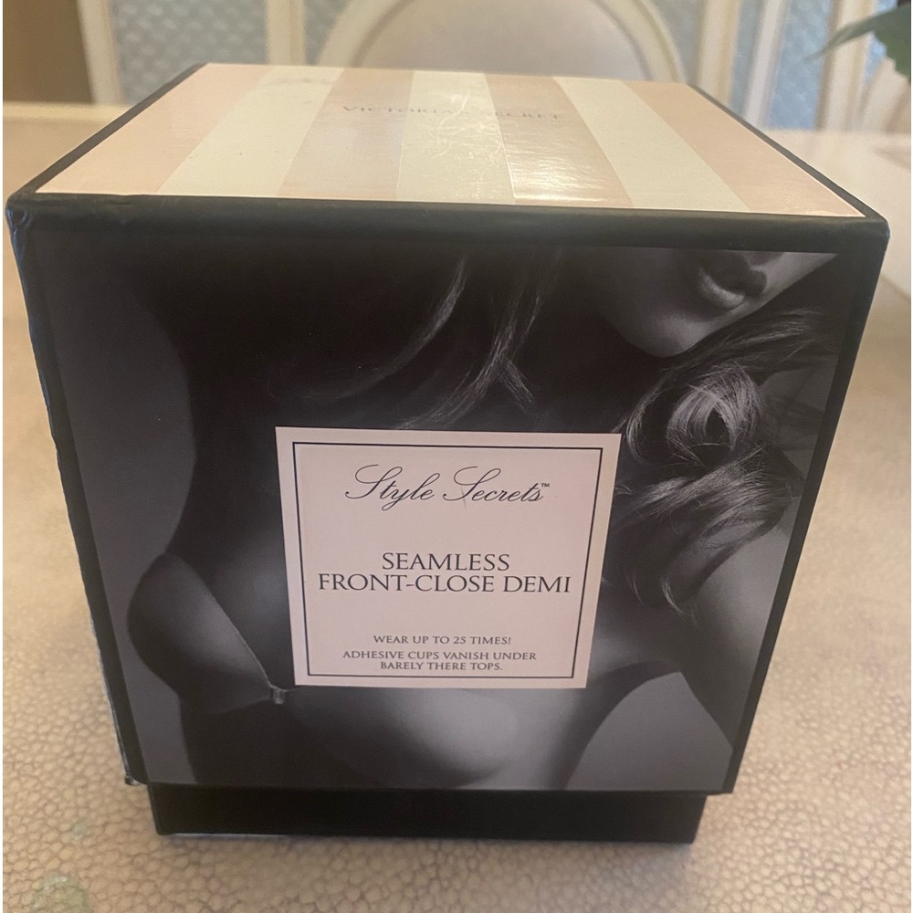 Seamless front-close Demi.